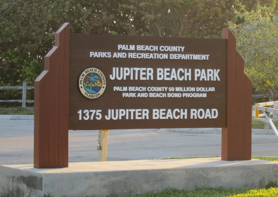 jupiter beach park entrance sign