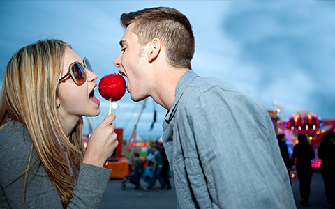 couple eating a candied apple